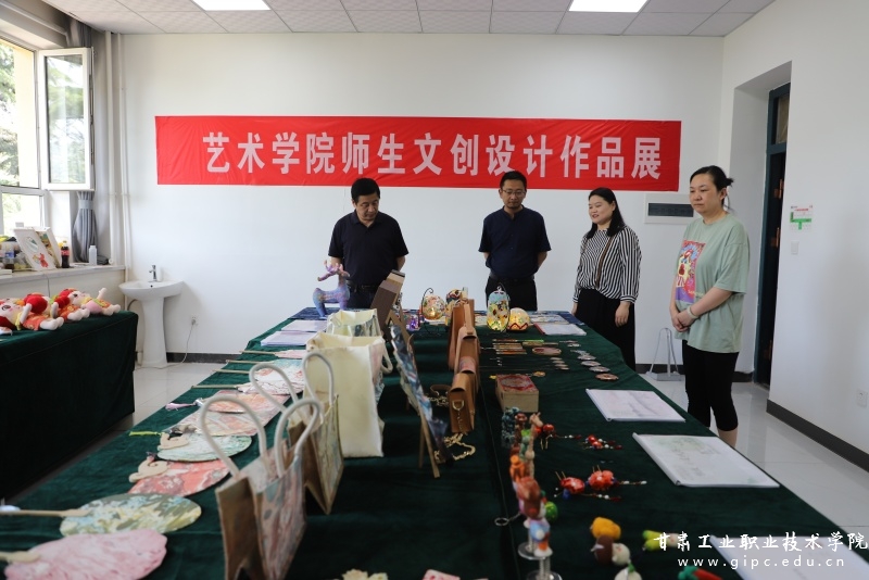 藝術(shù)學(xué)院開展“鑄牢中華民族共同體意識(shí)進(jìn)校園”文創(chuàng)設(shè)計(jì)作品展，推動(dòng)文化藝術(shù)交流