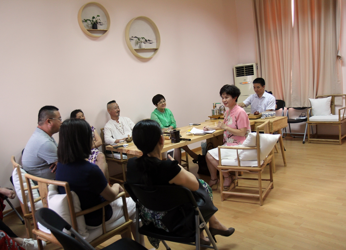 初夏，一場(chǎng)文化與藝術(shù)的美麗邂逅——記華南師范大學(xué)工會(huì)活動(dòng)“品·雅集”組織文化藝術(shù)交流活動(dòng)